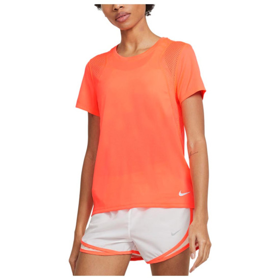 Nike Γυναικεία κοντομάνικη μπλούζα Nike Γυναικεία κοντομάνικη μπλούζα